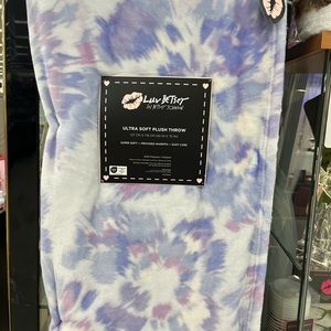 Betsey Johnson extra soft blanket